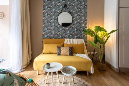 - une chambre avec un lit et un mur avec un miroir dans l'établissement C1 Clemenceau Pool Balcony Bath AC 2mins walk to sand beach, à Cannes