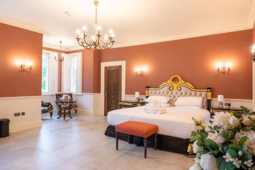 Ένα ή περισσότερα κρεβάτια σε δωμάτιο στο Weston Manor Hotel