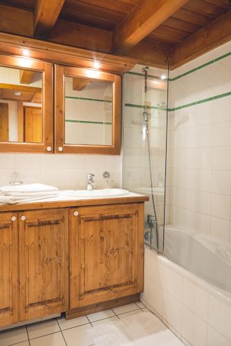 une salle de bain avec une baignoire, un lavabo et une douche dans l'établissement Le Serre D'or, grand appartement au pied des pistes de ski, à Saint-Chaffrey