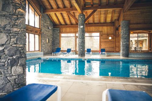 Πισίνα στο ή κοντά στο Le Serre D'or, grand appartement au pied des pistes de ski