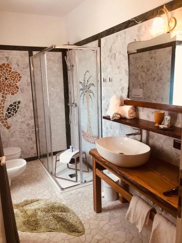 a bathroom with a sink and a shower at Residenza Cà Donzella in Lazise