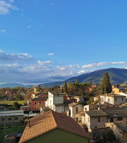 a city with houses and mountains in the background at Dimora Storica Torre degli Arduini, San Giacomo, Spoleto in San Giacomo
