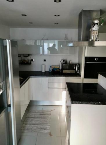 Cuisine ou kitchenette dans l'établissement Summer house with terrace and free private parking
