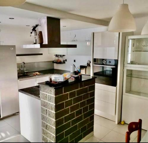 Cuisine ou kitchenette dans l'établissement Summer house with terrace and free private parking