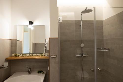 W łazience znajduje się prysznic, umywalka i toaleta. w obiekcie La Corte del Sole w mieście Calatafimi