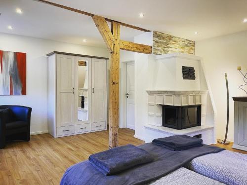 Ένα ή περισσότερα κρεβάτια σε δωμάτιο στο Altes Winzerhaus am Moselufer - Klosterberg