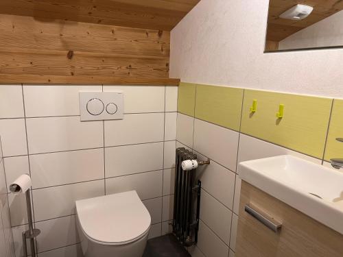 une salle de bain avec toilettes et lavabo dans l'établissement Gentianes 4 - Appartement centre village, à La Clusaz