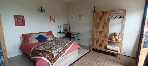 Llit o llits en una habitació de REMOTELY HAVEN near Eymet studio gite with shared pool & private garden for peaceful holiday or remote working!