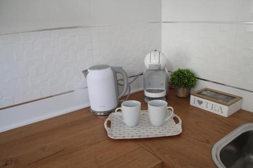 una cocina con 2 tazas de café en una barra en Calma, en Tarifa