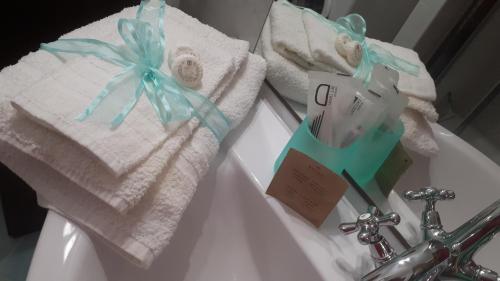 um lavatório de casa de banho com toalhas na casa de banho em Casa Vacanza degli Angeli - Cilento em San Nazario