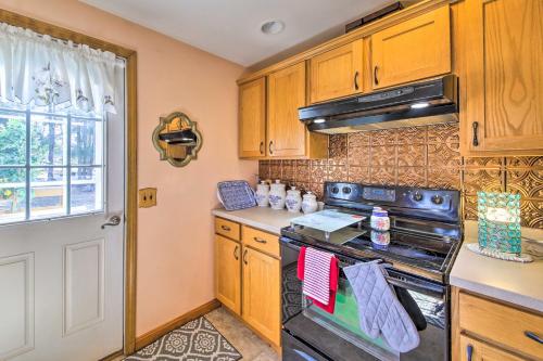 Η κουζίνα ή μικρή κουζίνα στο Ocean Inlet Cottage with Deck and Grill!