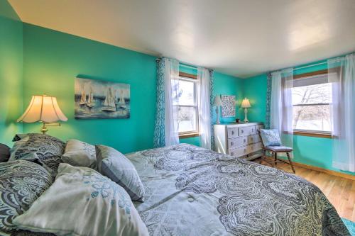 Llit o llits en una habitació de Ocean Inlet Cottage with Deck and Grill!