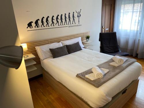 a bedroom with a bed with two towels on it at Casa Melodía in Calahorra
