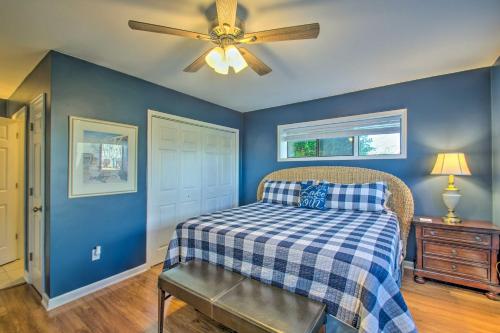 - une chambre avec un lit et un ventilateur de plafond dans l'établissement Sun-Filled Condo with Smith Mountain Lake Views, à Moneta
