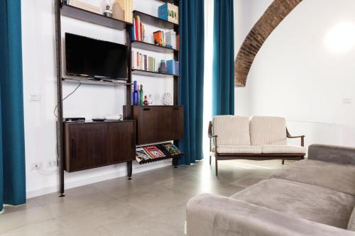 - un salon avec une télévision sur une étagère dans l'établissement Renella 92, à Rome