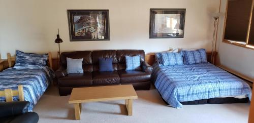 Invermere, BC On the Lake! Luxury 4 Bedroom Vacation Home with Panoramic Mountain Views!! Walk to Town, Shopping, Tennis, Volleyball, Pickle Ball, Dining, Bakery, Pubs, Swimming, Boating, Hiking, Fish, Biking, Hot Springs! Construction Trades Welcomeにあるベッド