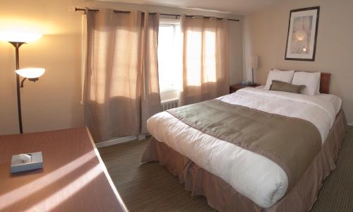 เตียงในห้องที่ Beausejour Hotel Apartments/Hotel Dorval