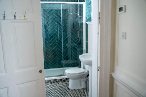 Kylpyhuone majoituspaikassa Charrington House