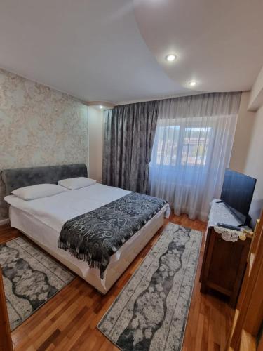 - une chambre avec un lit et un ordinateur portable dans l'établissement Apartament Ada, à Gura Humorului