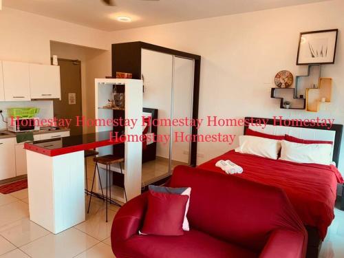 un soggiorno con un divano rosso e una cucina di Couple Red Relaxing Gateway Holiday 10 a Cyberjaya