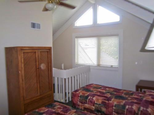 Ein Bett oder Betten in einem Zimmer der Unterkunft Waterwood Townhouses, a VRI resort