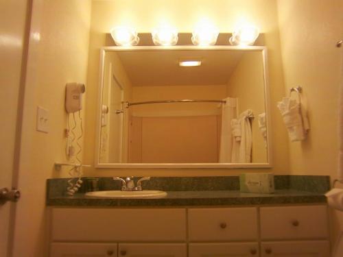 y baño con lavabo y espejo. en Waterwood Townhouses, a VRI resort, en New Bern
