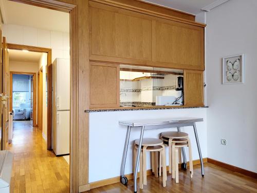 A kitchen or kitchenette at Piso con garaje en la entrada del camino portugués