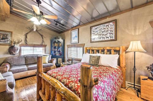una camera con letto e divano di Renovated Bunkhouse on 12-Acre Horse Farm! 
