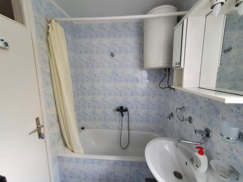 Ванна кімната в Kosevo Apartment