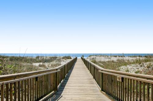 een houten promenade over het strand bij Fiddlers Cove in Hilton Head Island