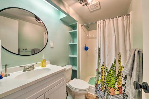 Koupelna v ubytování Dreamy Lake Norman Cottage with Panoramic Lake Views