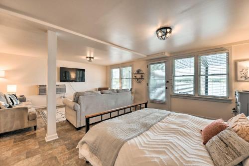 Postel nebo postele na pokoji v ubytování Dreamy Lake Norman Cottage with Panoramic Lake Views