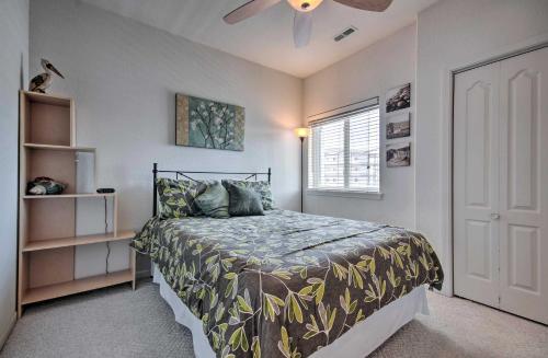 Ein Bett oder Betten in einem Zimmer der Unterkunft Boat Slip, Views Waterfront Lake Ozark Condo!