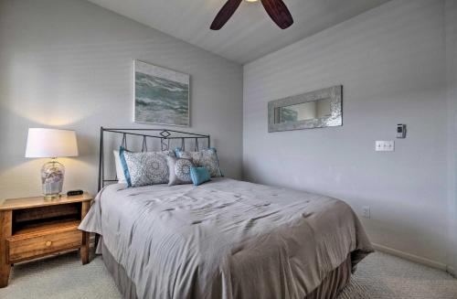 Ein Bett oder Betten in einem Zimmer der Unterkunft Boat Slip, Views Waterfront Lake Ozark Condo!