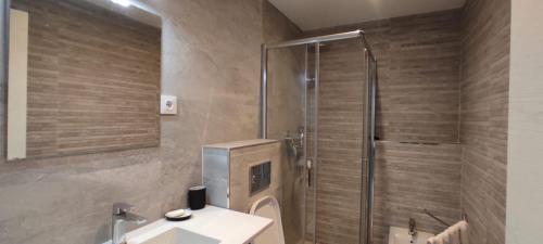 W łazience znajduje się prysznic, toaleta i umywalka. w obiekcie Las vistas del valle w mieście Hontoba