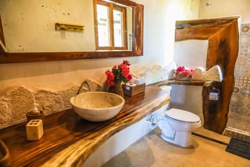 A bathroom at La Casa de Mia Holbox