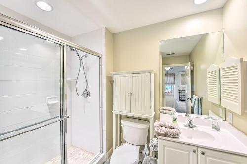 Bathroom sa Chic Bluffton Cottage with Yard, 7 Mi to Beach!