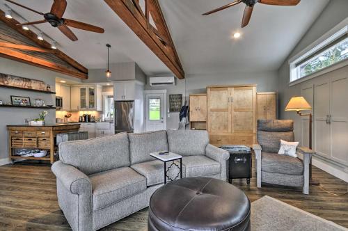 Coin salon dans l'établissement Travelers Retreat Studio with Patio and Yard!
