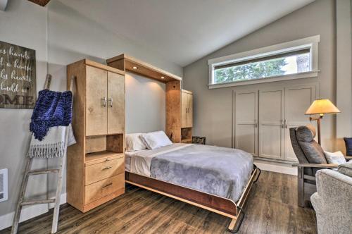 Posteľ alebo postele v izbe v ubytovaní Travelers Retreat Studio with Patio and Yard!