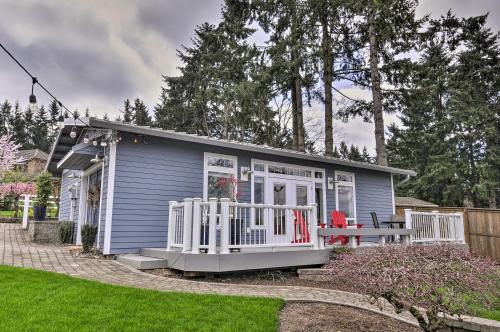 Cette petite maison bleue dispose d'une terrasse couverte et d'une table de pique-nique. dans l'établissement Travelers Retreat Studio with Patio and Yard!, à Tualatin
