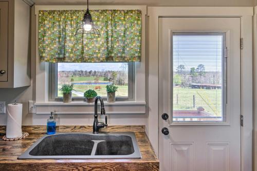eine Küche mit einem Waschbecken und einem Fenster in der Unterkunft Farmhouse on the Hill NC - Home with Fire Pit! in Lawndale