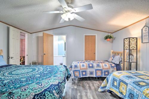 Llit o llits en una habitació de Houghton Lake Area Home with Fire Pit and Yard!