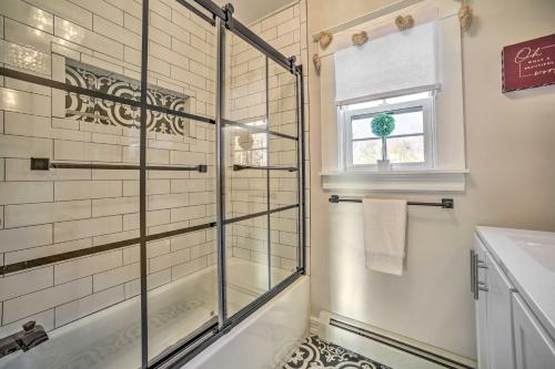 un bagno con doccia con porta in vetro di Family-Friendly Glens Falls Home with Sun Porch a Glens Falls