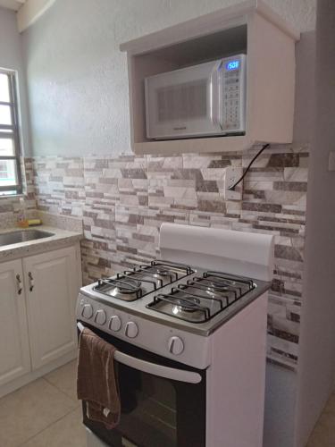O bucătărie sau chicinetă la Michand Guest Apartment- Cozy one/two bedroom- 5 minutes from airport.