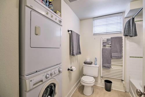 Ένα μπάνιο στο Cozy Fort Collins Garden Apt in Historic Old Town!