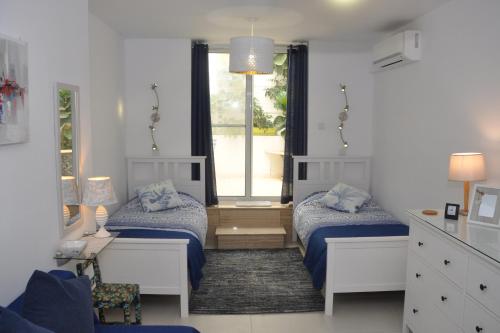 En eller flere senger på et rom på Private Apartment in Pembroke St Julians