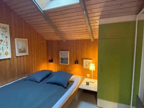 een slaapkamer met een bed en een bureau. bij Trehus in Glücksburg