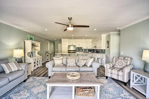 Χώρος καθιστικού στο Sunny Edisto Island Duplex - Half Mile to Beach!