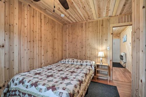 Een bed of bedden in een kamer bij Cozy Lesterville Home Near Parks and Forests!