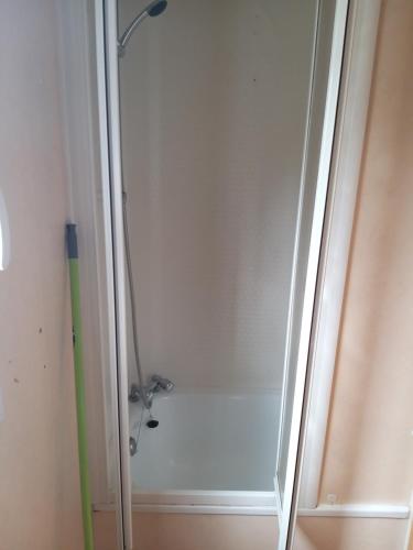 un bagno con doccia e porta in vetro di mobil-hom mag a Saillagouse